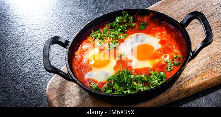 Shakshouka-Schale in einer gusseisernen Pfanne. Stockfoto