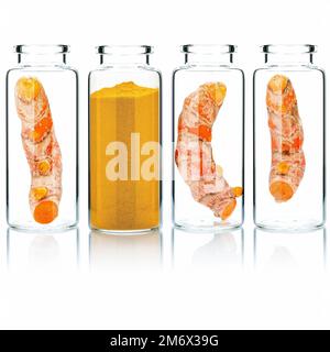 Hausgemachte Hautpflegemittel Kurkumwurzel in Glasflaschen isoliert auf weißem Hintergrund. Stockfoto