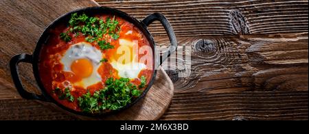 Shakshouka-Schale in einer gusseisernen Pfanne. Stockfoto