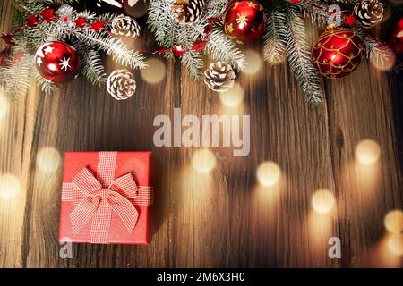 Weihnachtsdekorationen und Lichter auf Holztisch Stockfoto