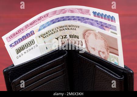 Altes türkisches Geld - Lira in der schwarzen Brieftasche Stockfoto