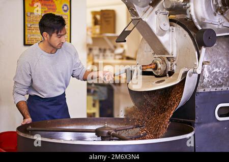 Bereit für das Gebräu Ihres Lebens. Eine Maschine zum Mahlen und Rösten von Kaffeebohnen. Stockfoto