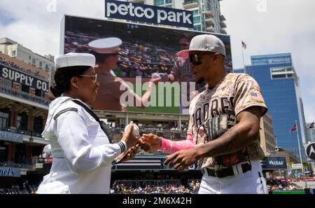 SAN DIEGO (8. Mai 2022) – Seemann Sacha Pittman, ein Matrose, der der USS Anchorage (LPD 23) der Klasse Amphibien in San Antonio zugewiesen wurde, erhält einen signierten Ball von José Azócar, San Diego Padres Right Fielder, auf dem Feld im Petco Park, Mai 8. Zum Muttertag luden die Padres von San Diego Mütter aus mehreren Filialen ein, an den Zeremonien vor dem Spiel teilzunehmen. Stockfoto