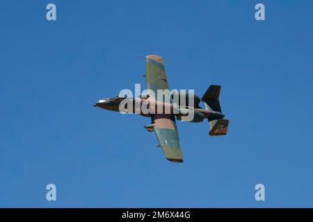 Ein A-10C Thunderbolt II vom Luftwaffenstützpunkt Davis-Monthan, Arizona, führt am 8. Mai 2022 eine Überführung auf dem Luftwaffenstützpunkt Holloman, New Mexico, durch. Das Demonstrationsteam bringt die Flugzeuge mit Shows wie der Legacy of Liberty Air Show 2022 und dem Open House, um die einzigartigen Kampffähigkeiten der A-10 zu demonstrieren. Stockfoto