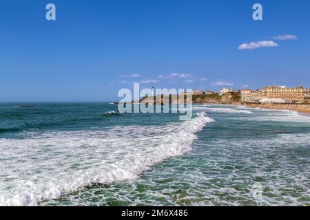 Wellen am Strand in Biarritz, Frankreich Stockfoto