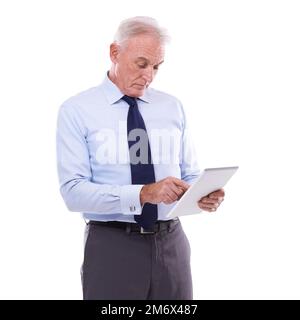 Seine bevorzugte Art, Geschäfte zu machen. Studiofoto eines erwachsenen Mannes, der an einem digitalen Tablet arbeitet, isoliert auf Weiß. Stockfoto