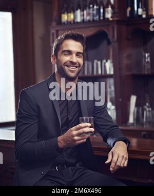 Stilvoll selbstbewusst. Ein hübscher und selbstbewusster junger Mann. Stockfoto