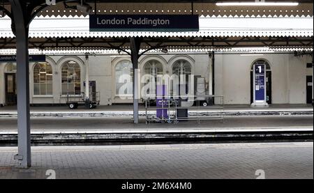 London, Großbritannien. 5. Januar 2023. Dieses Foto wurde am 5. Januar 2023 aufgenommen und zeigt einen Blick auf einen Bahnsteig an der Paddington Station in London, Großbritannien, während die Bahnarbeiter weiterhin Streik über Bezahlung und Konditionen führen. Die erste Woche des Jahres 2023 ist von weiteren Streiks geprägt, da die Arbeiter der Eisenbahn-, See- und Verkehrsgewerkschaft ihre zwei 48-Stunden-Streiks von Dienstag und Freitag begannen und die Gewerkschaft der Zugarbeiter Aslef den Streik für Donnerstag einberufen hat. Kredit: Li Ying/Xinhua/Alamy Live News Stockfoto