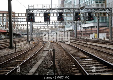 London, Großbritannien. 5. Januar 2023. Dieses Foto wurde am 5. Januar 2023 aufgenommen und zeigt einen Blick auf die Paddington Station in London, Großbritannien, während die Bahnarbeiter weiterhin Streik über Bezahlung und Konditionen führen. Die erste Woche des Jahres 2023 ist von weiteren Streiks geprägt, da die Arbeiter der Eisenbahn-, See- und Verkehrsgewerkschaft ihre zwei 48-Stunden-Streiks von Dienstag und Freitag begannen und die Gewerkschaft der Zugarbeiter Aslef den Streik für Donnerstag einberufen hat. Kredit: Li Ying/Xinhua/Alamy Live News Stockfoto