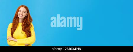 Menschen-, Kommunikations- und Lifestyle-Konzept. Waist-up Schuss fröhlich ausgehenden Rotschopf hübsche Frau mit lockigen Haaren, gelb schwitzen Stockfoto