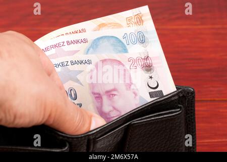 Türkische Lira in der schwarzen Brieftasche Stockfoto