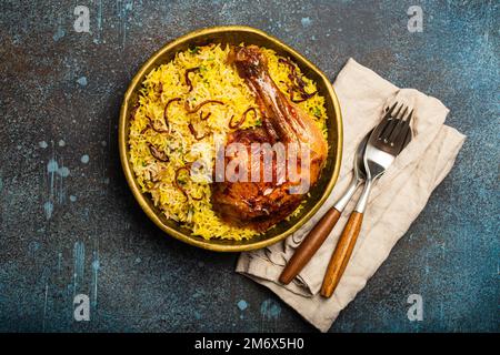 Indisches Gericht Biryani Huhn mit Basmati-Reis in Metall Messing alte Schüssel auf dem Tisch Stockfoto