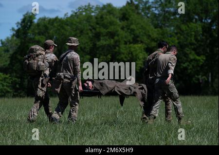 USA Spezialtaktiker der Luftwaffe, die dem 24. Special Operations Wing, Hurlburt Field, Florida, zugeteilt sind, transportieren einen Patienten in eine simulierte Hubschrauberlandezone während der Übung Emerald Warrior 22,1 in Smyrna, Tennessee, 8. Mai 2022. Pararescuemen mit der 38. Rettungsschwadron, Luftwaffenstützpunkt Moody, Georgia, Mitglieder des 27. Sondereinsatzteams, Luftwaffenstützpunkt Cannon, New Mexico, integriert in Sondereinsätze und führte sie durch, wodurch die Fähigkeiten der US-Streitkräfte zur weltweiten Einsatzbereitschaft gestärkt wurden. Stockfoto