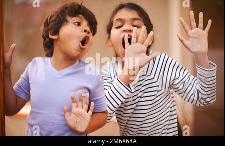 Zusammen albern zu sein. Ein süßer Bruder und eine süße Schwester, die sich zu Hause amüsieren. Stockfoto