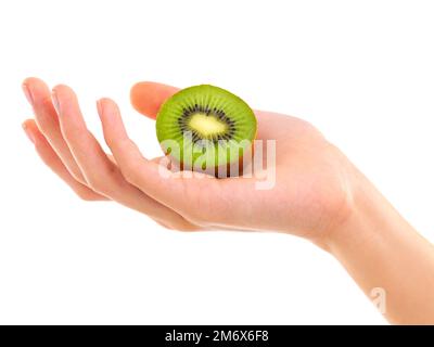 Reich an Vitamin C. gekürzter Blick auf eine Frauenhand, die eine Avocado hält. Stockfoto