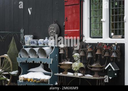 Zaandam, Niederlande, 10. Februar 2021: Ein kleiner Markt für gebrauchte, alte Gartendekorationen im Innenhof des Hauses. Stockfoto