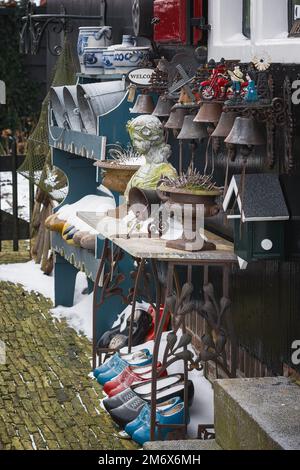 Zaandam, Niederlande, 10. Februar 2021: Ein kleiner Markt für gebrauchte, alte Gartendekorationen im Innenhof des Hauses. Stockfoto