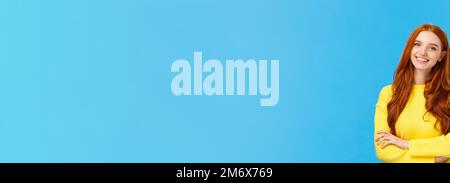 Menschen-, Kommunikations- und Lifestyle-Konzept. Waist-up Schuss fröhlich ausgehenden Rotschopf hübsche Frau mit lockigen Haaren, gelb schwitzen Stockfoto