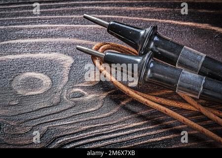 Antikes elektrisches Prüfgerät auf altem Holzbrett direkt über dem Stromkonzept. Stockfoto