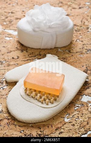 Bad Schwamm und Seife auf Korkholz Stockfoto
