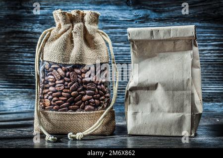 Kaffeebohnen in Sack und Papierbeutel Stockfoto