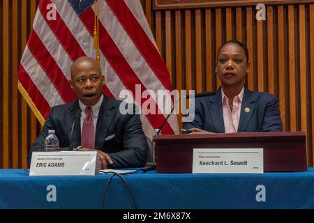 NEW YORK, NEW YORK - JANUAR 05: New York City Police Commissioner Keechant spricht am 5. Januar 2023 in New York City auf einer Pressekonferenz über Kriminalstatistik am Jahresende mit führenden NYPD-Beamten am 1 Police Plaza. Die Kriminalität ist nach wie vor höher als die Rekordstände des letzten Jahrzehnts, aber Bürgermeister Eric Adams, Polizeikommissar Keechant Sewell und eine Vielzahl von NYPD-Spitzenbeamten sagten, dass die Dinge in die richtige Richtung gehen, als sie die Kriminalstatistik zum Jahresende 2022 präsentierten. Stockfoto