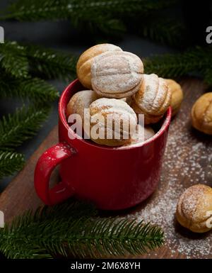 Gebackenes nussförmiges Dessert in einem roten Keramikbecher Stockfoto