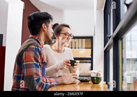 Sie geht gern mit ihm aus. Ein junges Paar, das bei einem Date in einem Café sitzt. Stockfoto