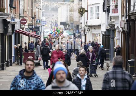 Aktenfoto von 24/12/2022 von Leuten, die in der High Street in Winchester, Hampshire einkaufen. Die Käuferzahlen erreichten ihren höchsten Stand seit Beginn der Pandemie im Dezember und schlossen ein ansonsten „außergewöhnlich schwieriges“ Jahr für Einzelhändler und Verbraucher ab. Ausgabedatum: Freitag, 6. Januar 2023. Stockfoto