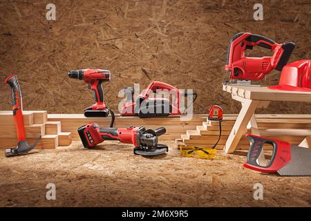 Satz Arbeitswerkzeuge. Handwerkzeugsatz Für Elektrische Zimmerleute. Auf Sperrholzhintergrund. Stockfoto