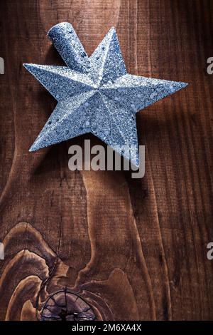 weihnachtsspielzeugstern für Tannenbaum auf altem Holzhintergrund Stockfoto