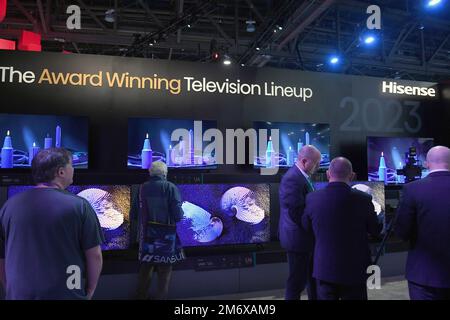 Las Vegas, USA. 05. Januar 2023. HiSense-Fernseher werden am 5. Januar 2023 auf der CES 2023 im Las Vegas Convention Center in Las Vegas, NV, ausgestellt. (Foto: Bryan Steffy/Sipa USA) Guthaben: SIPA USA/Alamy Live News Stockfoto