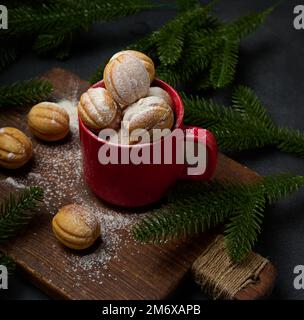 Gebackenes nussförmiges Dessert in einem roten Keramikbecher Stockfoto