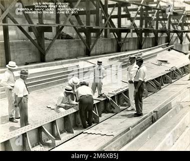 Foto von The NNSY Historical Archives - Driving First Rivet for USS Rowan (DD 405) 25. Juni 1937. Stockfoto