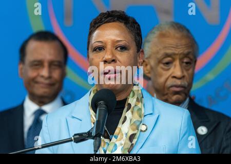 Stadtratspräsidentin Adrienne Adams spricht am 5. Januar 2023 im Hauptsitz des NAN House of Justice in New York über die öffentliche Sicherheit Stockfoto