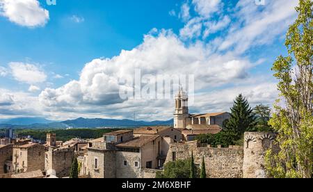 Die Architektur des historischen Teils der Stadt mit Blick auf die Kirche St. Philip (Girona, Spanien) Stockfoto