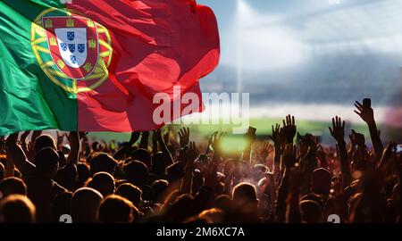 Fußball- oder Fußballfans und portugiesische Flagge Stockfoto