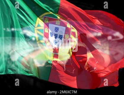 Fußball- oder Fußballfans und portugiesische Flagge Stockfoto