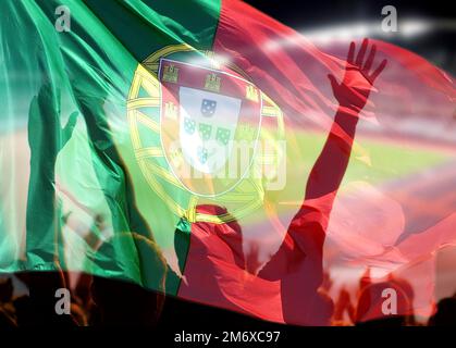 Fußball- oder Fußballfans und portugiesische Flagge Stockfoto