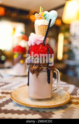 Schokoladenmilchshake mit Eiscreme und Schlagsahne, Stockfoto
