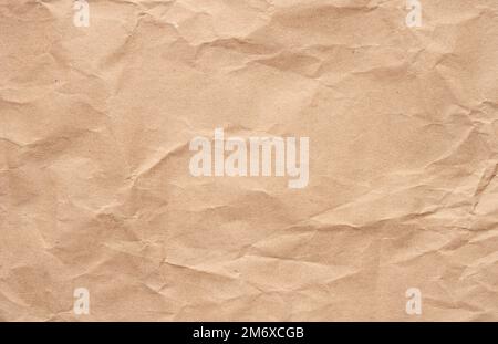 Textur aus braunem zerknittertem Bastelpapier, Vollformat Stockfoto