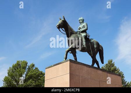 Helsinki, Finnland - 20. August 2022: Die Reiterstatue von Marschall Gustaf Mannerheim (1867-1951) von Aimo Tukiainen (1917-1996), errichtet 1960 an Stockfoto