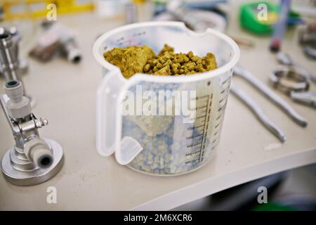 Hier fängt das tolle Bier an. Eine kurze Aufnahme von Zutaten und Ausrüstung in einer Brauerei. Stockfoto