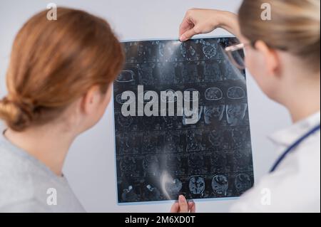 Ärztin erklärt der Patientin die mrt der inneren Organe. Stockfoto