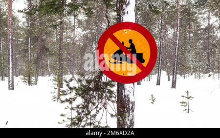 Kein Schneemobil-Schild in Schneelandschaft. Stockfoto