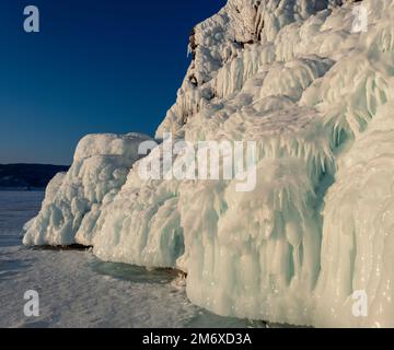 Eis und Eiszapfen auf Felsen am Baikalsee Stockfoto