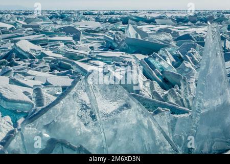 Eishummocks am Baikal-See Stockfoto