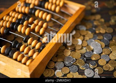 Abacus auf dem Münzhintergrund Stockfoto