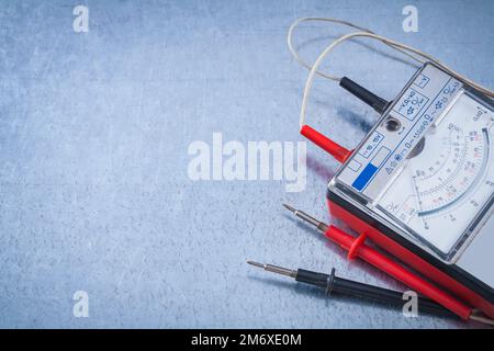 Elektriker-Messinstrument auf zerkratztem metallischem Hintergrund. Stockfoto