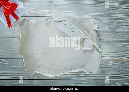 Edle Geschenkbox aus Vintage-Papier auf Holzbrett. Stockfoto